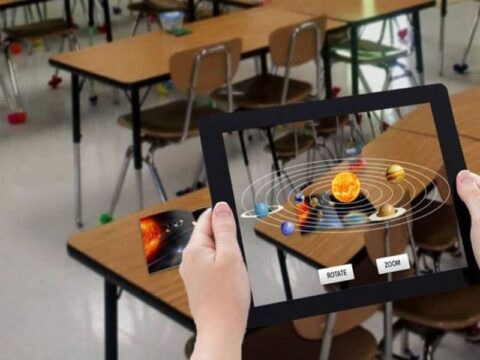 Siswa menggunakan Augmented Reality di dalam kelas untuk belajar interaktif