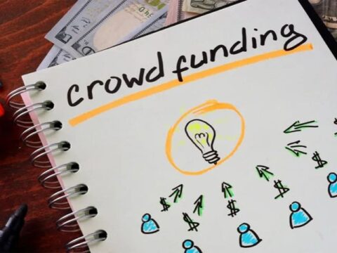 Ilustrasi tentang crowdfunding yang mendukung ide kreatif dan peran teknologi dalam prosesnya