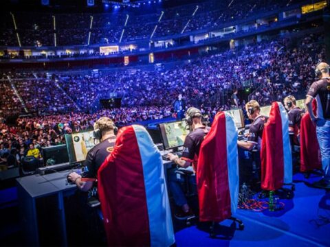 Pemain e-sports berkompetisi dalam turnamen dengan penonton yang antusias