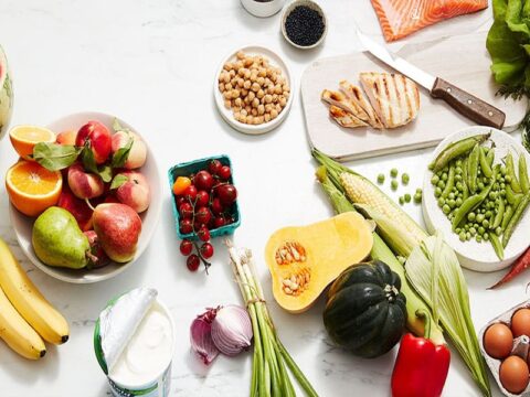 Ilustrasi makanan berbasis tumbuhan, menunjukkan variasi sayuran dan produk nabati dalam hidangan sehat