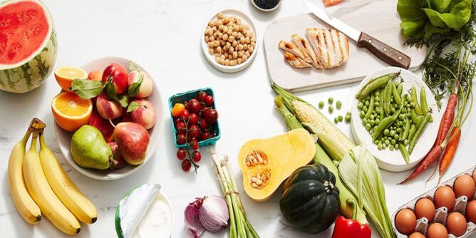 Ilustrasi makanan berbasis tumbuhan, menunjukkan variasi sayuran dan produk nabati dalam hidangan sehat