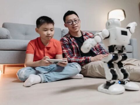 Anak-anak belajar robotika sebagai bagian dari pengembangan keterampilan STEM yang menyenangkan