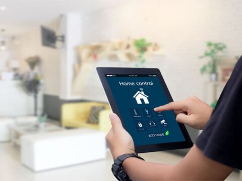 Gambar yang menggambarkan berbagai perangkat smart home yang terhubung, menunjukkan kenyamanan dan efisiensi energi